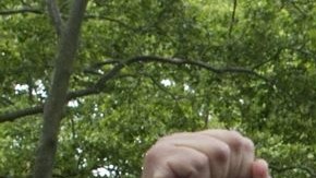 Pedro Espada Jr. llegó al tribunal de Brooklyn con su puño en alto.