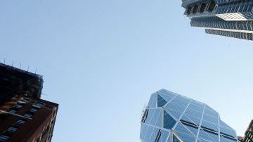 Dos trabajadores de mantenimiento permanecieron este miércoles por más de una hora, atrapados en la Torre Hearst de Manhattan.