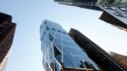 Dos trabajadores de mantenimiento permanecieron este miércoles por más de una hora, atrapados en la Torre Hearst de Manhattan.