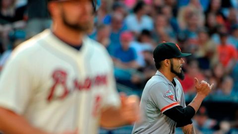 Romo (fondo) desaprueba la decisión mientras el corredor toma su base en la novena entrada.