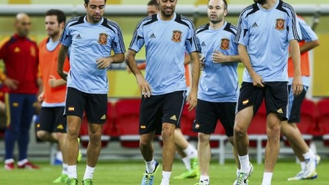 Los jugadores de la selección española, Xavi Hernández (i), Sergio Busquets (2i), Andrés Iniesta (2d) y Gerard Piqué (d) durante el entrenamiento celebrado en el estadio Arena Pernambuco de Recife