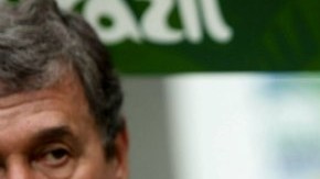 El seleccionador brasileño, Luiz Felipe Scolari, y su ayudante, Carlos Alberto Parreira (i), durante el partido inaugural de la Copa Confederaciones 2013 ante Japón