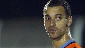 El jugador de la selección española Roberto Soldado (izq.) conversa con sus compañeros en el entrenamiento del combinado nacional en el centro de entrenamiento Wilson Campos