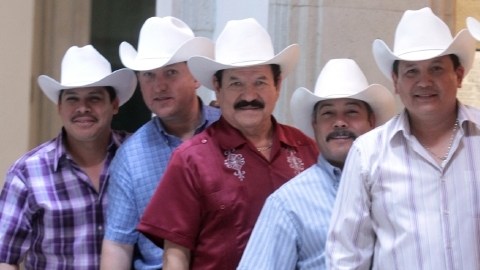 Cardenales de Nuevo León interpreta  el tema 'El Jefe de Todos'.