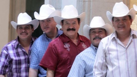 Cardenales de Nuevo León interpreta  el tema 'El Jefe de Todos'.