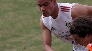 Andrés Guardado cubre el balón en un interescuadras en la concentración del equipo en Río de Janeiro.