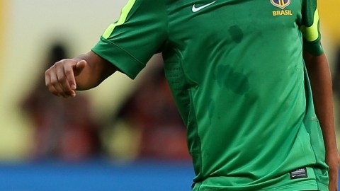 Neymar, estrella a seguir en el torneo, domina el esférico en el reconocimiento a la cancha del Estadio Nacional de Brasilia.