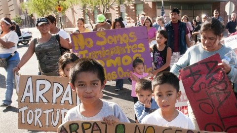 Varias personas sostenían carteles contra la deportación ayer afuera de una corte federal en Phoenix, Arizona, durante una sesión judicial sobre los cambios que la Oficina de Joe Arpaio debe realizar.