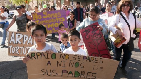 Varias personas sostenían carteles contra la deportación ayer afuera de una corte federal en Phoenix, Arizona, durante una sesión judicial sobre los cambios que la Oficina de Joe Arpaio debe realizar.