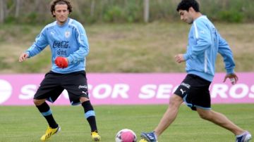 Los talentosos jugadores charrúas Diego Forlán y Luis Suárez se entrenan para el compromiso frente a España.