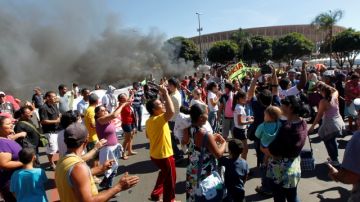 Alrededor de unas 300 personas bloquearon ayer la principal vía aledaña al estadio de Brasilia, donde quemaron neumáticos en una protesta de apoyo a las manifestaciones en esas dos ciudades.