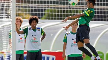 El astro brasileño Neymar (d) se entrena para su compromiso de hoy frente a Japón, que inaugura la Copa Confederaciones.