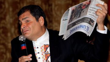 El presidente Correa demandó a diario El Universo por un editorial del columista Emilio Palacio, quien lo acusaba de haber ordenado disparar a policías sublevados.