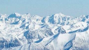Un globo del Projecto Loon de Google sobrevuela Tekapo, en los Alpes del Sur de Nueva Zelanda.