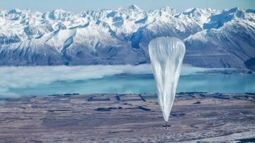 Un globo del Projecto Loon de Google sobrevuela Tekapo, en los Alpes del Sur de Nueva Zelanda.