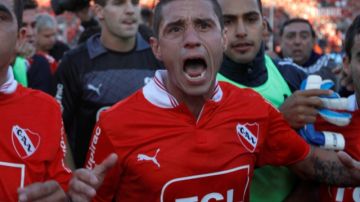 El jugador Cristian Tula sufre  la derrota que certificó el descenso del Independiente en la Liga de Argentina.