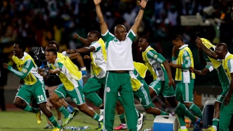 Stephen Keshi, director técnico de Nigeria, que debía llegar anoche a Brasil tras superar la crisis que los tuvo cerca de no ir al torneo.