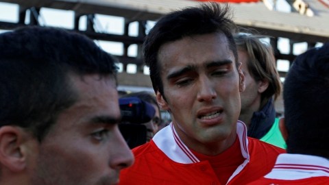 Adrián Fernández (c), de Independiente, se lamenta la derrota junto a sus compañeros del club la derrota ante San Lorenzo ayer en Buenos Aires.