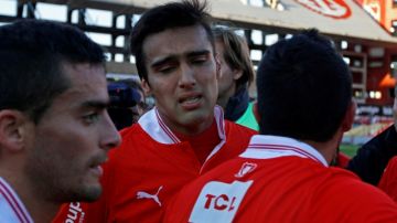 Adrián Fernández (c), de Independiente, se lamenta la derrota junto a sus compañeros del club la derrota ante San Lorenzo ayer en Buenos Aires.