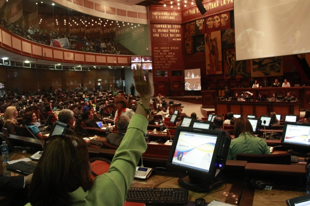 Un integrante de la Asamblea Nacional de Ecuador participaba el viernes   en la votación de la Ley de Comunicación en Quito (Ecuador).