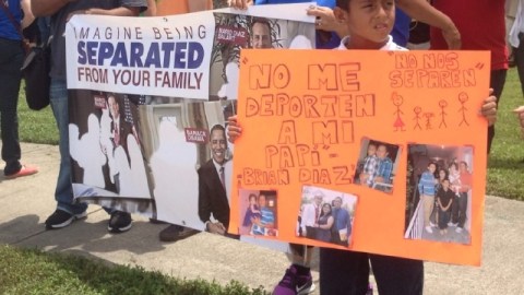 Con motivo de la celebración del Día del Padre, decenas de inmigrantes reclamaron fin a la deportación de miles de padres.