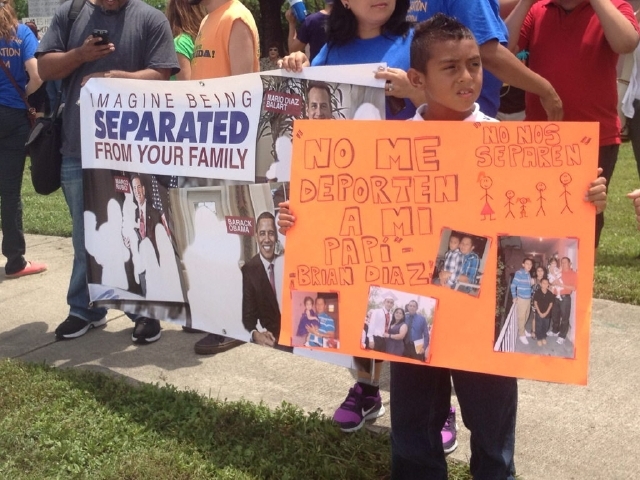 Con motivo de la celebración  del Día del Padre, decenas de inmigrantes reclamaron  fin a la deportación de miles de padres.
