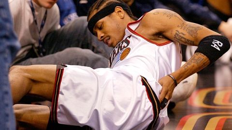 La ex estrella de los 76's de Filadelfia, Allen Iverson, fue acusado por su ex esposa de secuestro de sus cinco hijos.