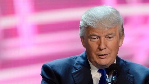 El empresario Donald Trump al hacer los anuncios, anoche, junto a la nueva Miss USA, Erin Brady.
