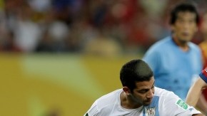 Andrés Iniesta (der.) de España y Walter Gargano, de Uruguay, durante el encuentro de anoche en la Copa Confederaciones que se jugó en Recife, Brasil.