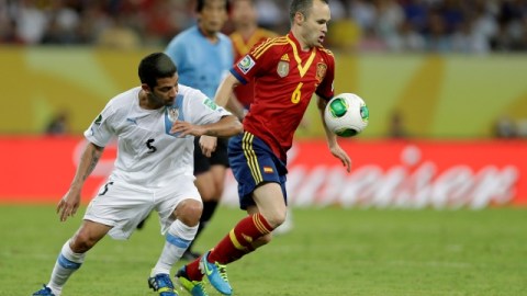 Andrés Iniesta (der.) de España y Walter Gargano, de Uruguay, durante el encuentro de anoche en la Copa Confederaciones que se jugó en Recife, Brasil.