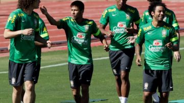 Los seleccionados  brasileros David Luiz, Neymar y Marcelo encabezan   el entrenamiento de la selección realizado ayer en Brasilia.