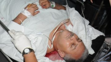 Antonio Quintero es atendido por una herida de bala, en un centro asistencial en Tegucigalpa, tras un ataque en el que su compañero resultó muerto.