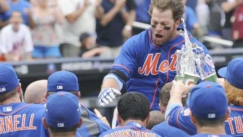 Kirk Nieuwenhuis fue el héroe de los Mets ayer cuando pegó el cuadrangular que le dio al equipo una muy necesitada victoria.