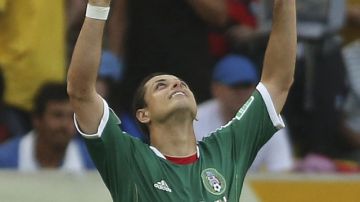 Javier  "Chicharito" Hernández  celebra el gol de México, que cayó 2-1  ante Italia.