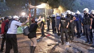 La policía antidisturbios turcos dispara cañones de agua y gases lacrimógenos contra los manifestantes en Gezi Park.