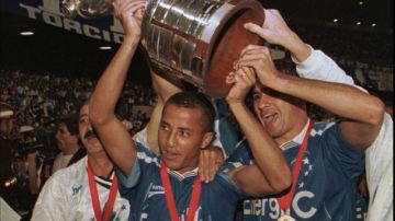 Los jugadores del   Cruzeiro levantan la Copa Libertadores ganada ante Sporting Cristal de  Perú en 1997.