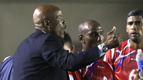 El director técnico de Panamá,  Julio Dely (i), sabe que su equipo está obligado a sacar buenos resultados como visitante.