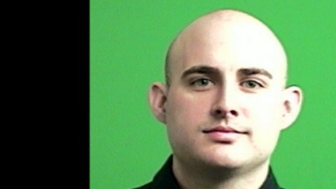 El oficial Joseph Koch estaba fuera de servicio cuando respondió al grito de auxilio de un menor, que denunciaba que su madre era abusada.