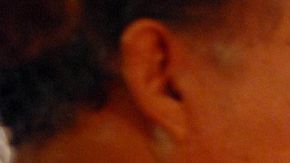 El asesinado boxeador en su lecho de muerte el 19 de agosto del 2008, observado por su padre, Germán Vargas.