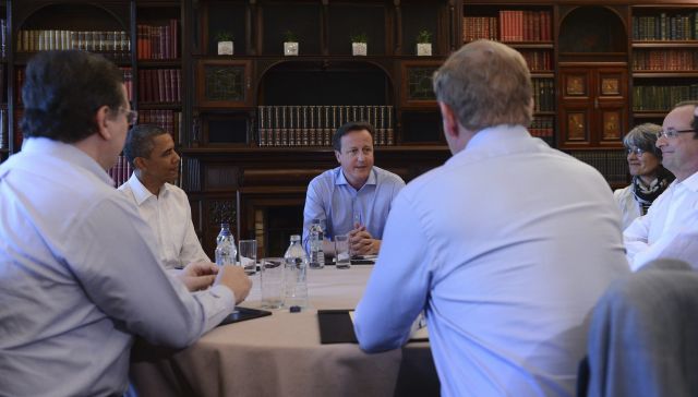 El primer ministro británico, David Cameron (3i), el presidente estadounidense, Barack Obama (2i), y el presidente francés François Hollande (derecha), durante un encuentro en Lough Erne, cerca de la localidad norirlandesa de Enniskillen, en Reino Unido,  hoy, en el ámbito de la cumbre de líderes del G8.