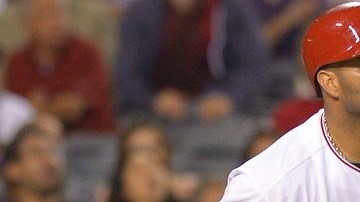 Pujols observa uno de los cuatro hits que bateó en el partido.