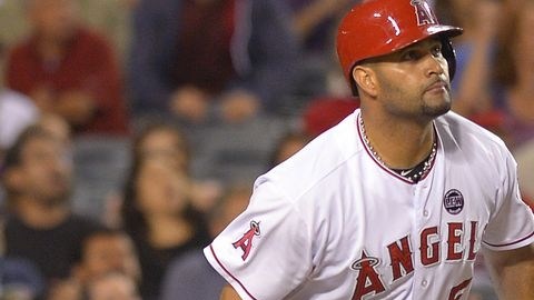 Pujols observa uno de los cuatro hits que bateó en el partido.