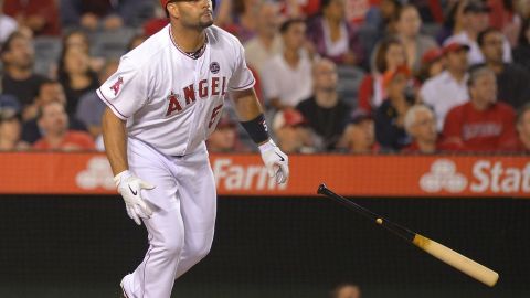 Pujols observa uno de los cuatro hits que bateó en el partido.