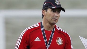 El técnico de la selección mexicana de fútbol, Jose Manuel Torre, observa a sus jugadores durante un entrenamiento