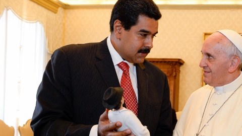 El presidente Nicolás Maduro, a la izquierda, da el Papa Francisco una estatuilla de José Gregorio Hernández.
