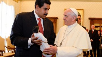 El presidente Nicolás Maduro, a la izquierda, da el Papa Francisco una estatuilla de José Gregorio Hernández.