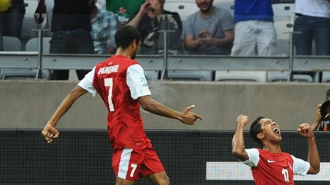 El jugador de Tahití Jonathan Tehau (d) celebra con su compañero Heimano Bourebare el único gol anotado  ante Nigeria.