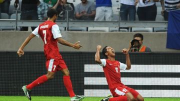 El jugador de Tahití Jonathan Tehau (d) celebra con su compañero Heimano Bourebare el único gol anotado  ante Nigeria.