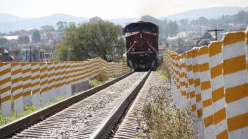 Vista de la llegada del tren al pueblo de Apizaco, México, donde se ha construido una valla junto a la vía para impedir que los migrantes desciendan.