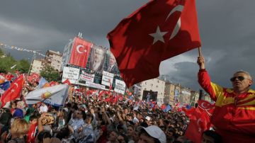 Miles de trabajadores sindicalizados y enemigos políticos del primer ministro turco Recep Erdogan se manifestaron en todo el país el lunes.